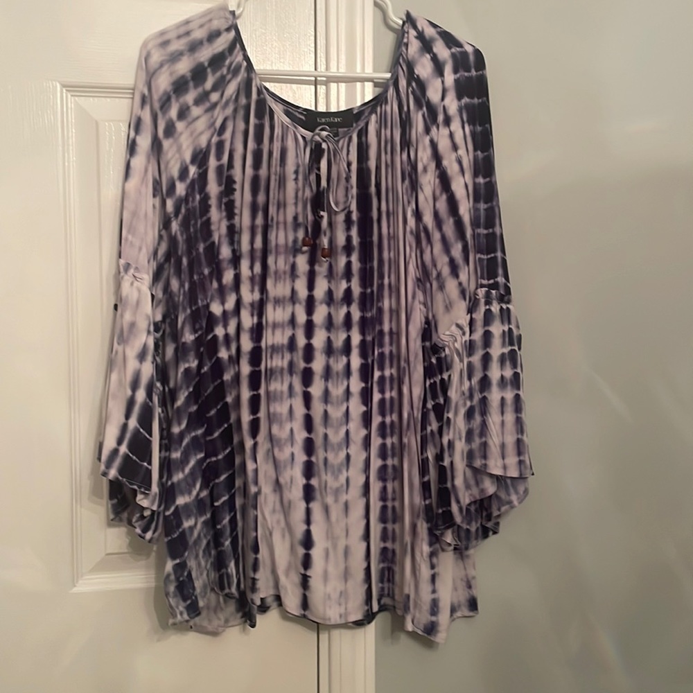 Karen Kane3x cotton top with bell sleeves tie in the middle tie dye pattern